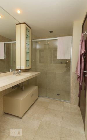 Apartamento à venda com 375m², 4 quartos e 5 vagas Apartamento à venda com 375m², 4 quartos e 5 vagasBanheiro da suíte 4
