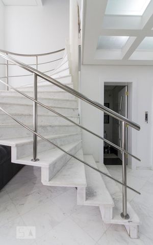 Apartamento à venda com 380m², 4 quartos e 1 vagaEscada para piso superior dos quartos 