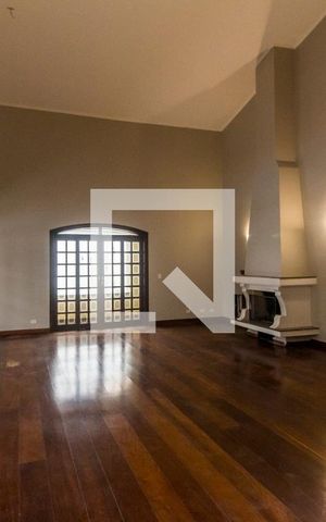 Casa de condomínio à venda com 600m², 4 quartos e 5 vagas Casa de condomínio à venda com 600m², 4 quartos e 5 vagasSala