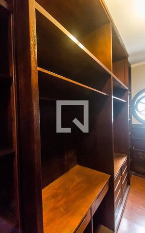 Casa de condomínio à venda com 600m², 4 quartos e 5 vagas Casa de condomínio à venda com 600m², 4 quartos e 5 vagasCloset da suíte 1