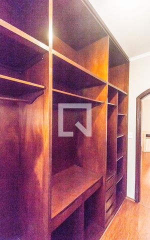 Casa de condomínio à venda com 600m², 4 quartos e 5 vagas Casa de condomínio à venda com 600m², 4 quartos e 5 vagasCloset da suíte 4
