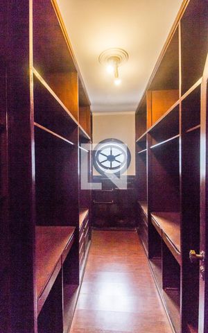 Casa de condomínio à venda com 600m², 4 quartos e 5 vagas Casa de condomínio à venda com 600m², 4 quartos e 5 vagasCloset da suíte 1