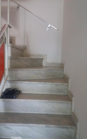 Casa à venda com 153m², 3 quartos e 3 vagas Casa à venda com 153m², 3 quartos e 3 vagasEscada