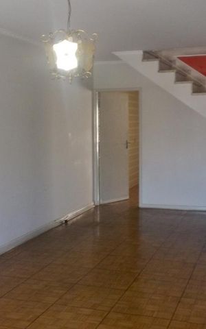 Casa à venda com 153m², 3 quartos e 3 vagas Casa à venda com 153m², 3 quartos e 3 vagasSala