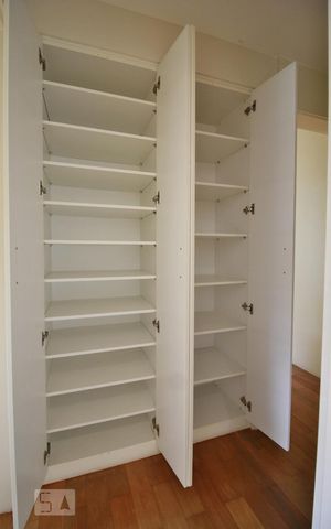 Apartamento à venda com 138m², 3 quartos e 3 vagasDetalhe armários do corredor