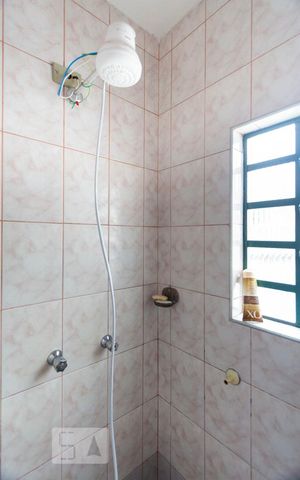Casa à venda com 500m², 2 quartos e 8 vagasBanheiro social