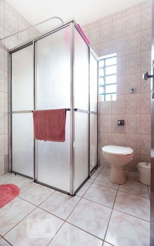 Casa à venda com 500m², 2 quartos e 8 vagasBanheiro social