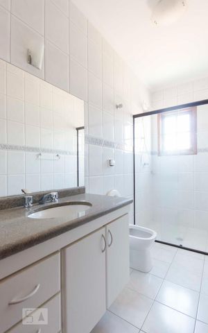 Casa à venda com 325m², 3 quartos e 6 vagasBanheiro Suíte 2