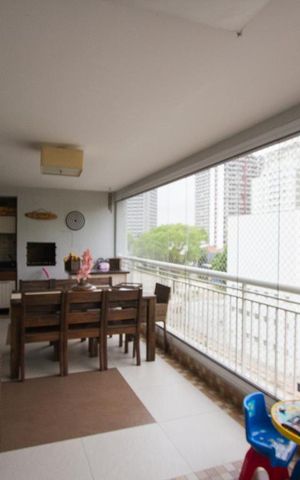 Apartamento à venda com 134m², 4 quartos e 2 vagasVaranda
