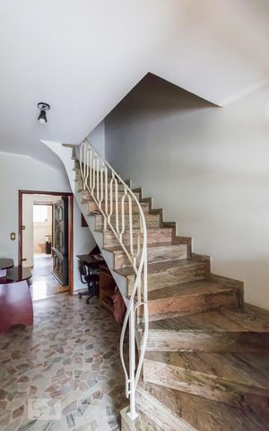 Casa à venda com 375m², 4 quartos e 2 vagasAntessala