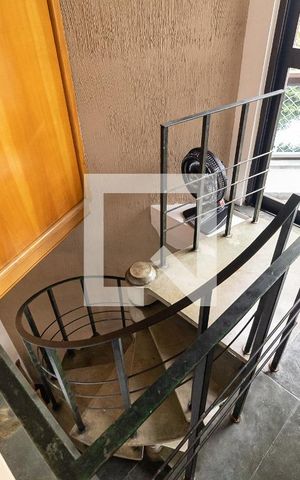 Apartamento à venda com 60m², 1 quarto e 1 vaga Apartamento à venda com 60m², 1 quarto e 1 vagaEscada