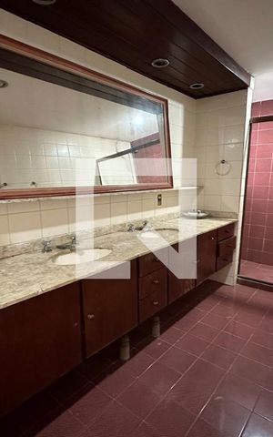 Casa à venda com 450m², 5 quartos e 3 vagasBanheiro da Suíte 1