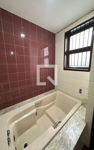 Casa à venda com 450m², 5 quartos e 3 vagasBanheiro da Suíte 1