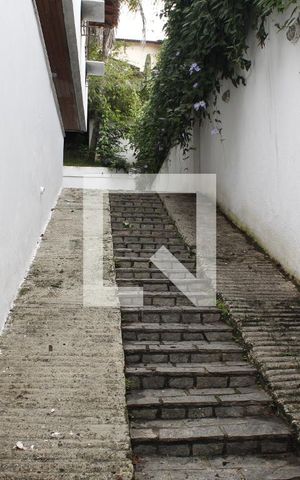 Casa à venda com 450m², 5 quartos e 3 vagasEscada entrada garagem 