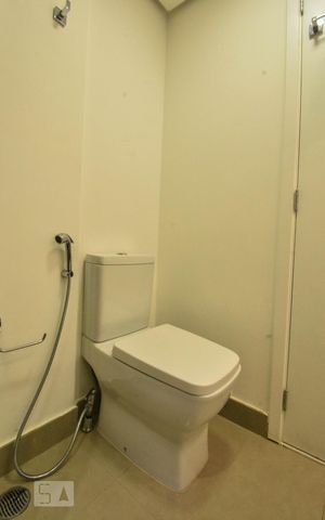 Studio para alugar com 41m², 1 quarto e 1 vaga Studio para alugar com 41m², 1 quarto e 1 vagaBanheiro
