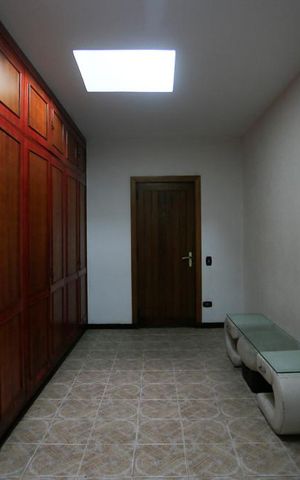 Casa à venda com 350m², 5 quartos e 4 vagasQuarto Suite Armário