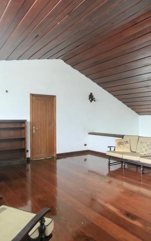 Casa à venda com 350m², 5 quartos e 4 vagasSala de TV