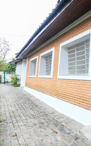 Casa à venda com 350m², 5 quartos e 4 vagasÁrea Externa Lateral