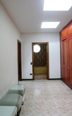 Casa à venda com 350m², 5 quartos e 4 vagasQuarto Suite Armário