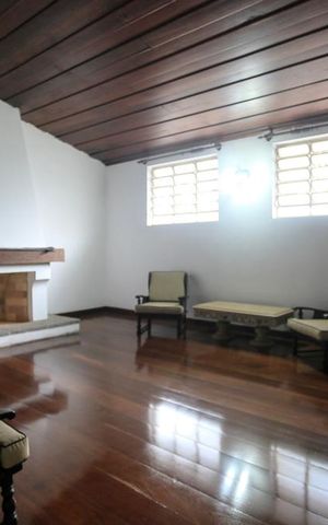 Casa à venda com 350m², 5 quartos e 4 vagasSala de TV
