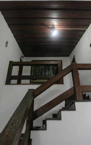 Casa à venda com 350m², 5 quartos e 4 vagasEscada