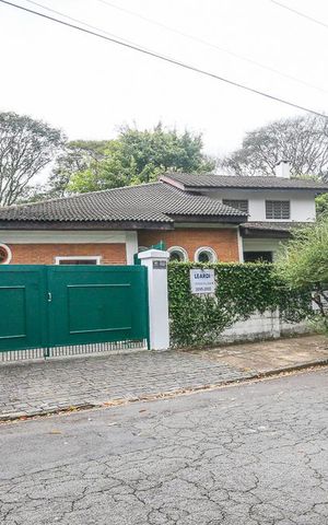 Casa à venda com 350m², 5 quartos e 4 vagasFachada