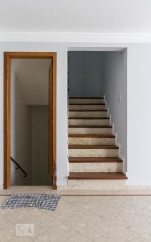 Casa à venda com 500m², 5 quartos e 3 vagasEscadas de Acesso aos Quartos e ao Salão do Piso Inferior 