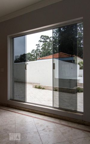 Casa à venda com 500m², 5 quartos e 3 vagasPorta de Acesso ao Quintal dos Fundos 