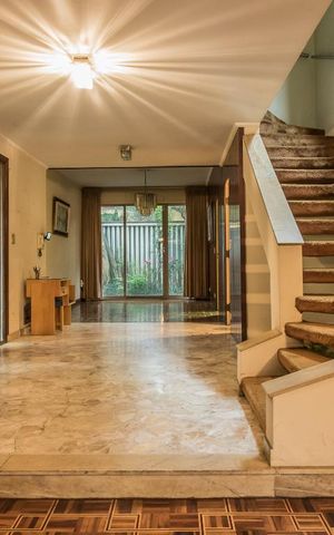 Casa à venda com 267m², 4 quartos e 2 vagas Casa à venda com 267m², 4 quartos e 2 vagasSala