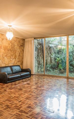 Casa à venda com 267m², 4 quartos e 2 vagas Casa à venda com 267m², 4 quartos e 2 vagasSala