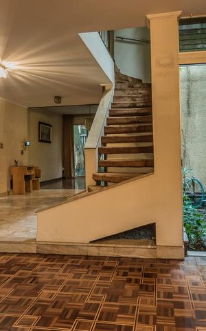 Casa à venda com 267m², 4 quartos e 2 vagas Casa à venda com 267m², 4 quartos e 2 vagasSala