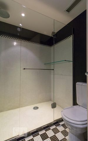 Studio à venda com 80m², 1 quarto e 2 vagas Studio à venda com 80m², 1 quarto e 2 vagasBanheiro da suíte