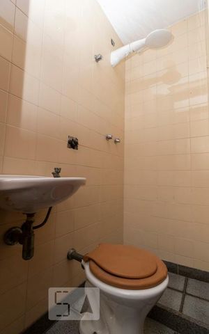 Apartamento à venda com 280m², 3 quartos e 2 vagas Apartamento à venda com 280m², 3 quartos e 2 vagasBanheiro de Empregada