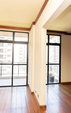 Apartamento à venda com 280m², 3 quartos e 2 vagas Apartamento à venda com 280m², 3 quartos e 2 vagasSuíte