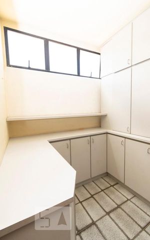 Apartamento à venda com 280m², 3 quartos e 2 vagas Apartamento à venda com 280m², 3 quartos e 2 vagasQuarto de Empregada