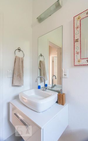 Casa para alugar com 200m², 4 quartos e 2 vagasBanheiro social