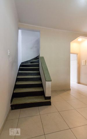Casa à venda com 120m², 2 quartos e 1 vagaEscada de Acesso aos Quartos e Banheiro 