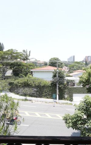 Casa à venda com 330m², 4 quartos e 6 vagasVista