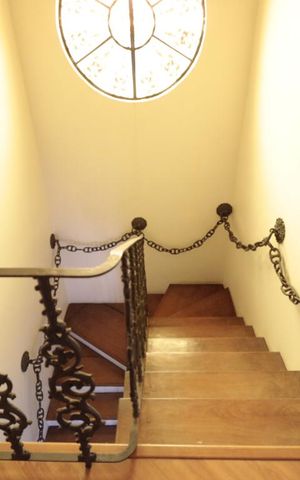 Casa à venda com 330m², 4 quartos e 6 vagasEscada