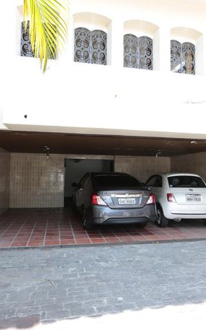 Casa à venda com 330m², 4 quartos e 6 vagasGaragem