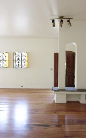 Casa à venda com 330m², 4 quartos e 6 vagasSala