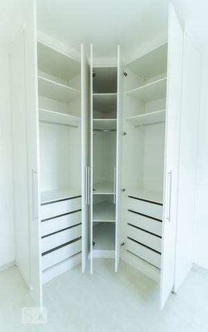 Apartamento para alugar com 60m², 2 quartos e 2 vagas Apartamento para alugar com 60m², 2 quartos e 2 vagasArmário Quarto 02