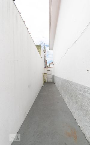 Casa para alugar com 86m², 2 quartos e 2 vagasCorredor lateral 