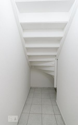 Casa para alugar com 86m², 2 quartos e 2 vagasEscada 