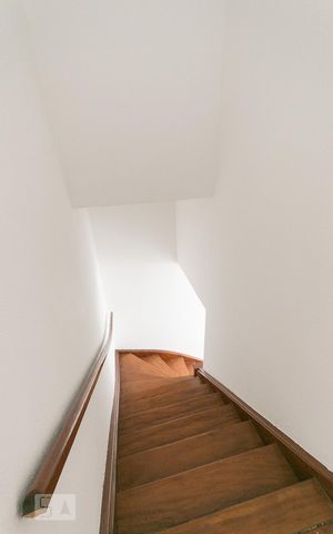 Casa para alugar com 86m², 2 quartos e 2 vagasEscada 