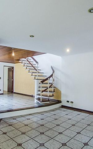 Casa à venda com 320m², 3 quartos e 3 vagas Casa à venda com 320m², 3 quartos e 3 vagasSala