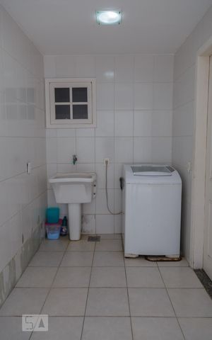 Casa à venda com 180m², 3 quartos e 2 vagasÁrea de serviço