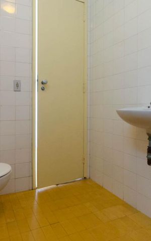 Casa à venda com 312m², 4 quartos e 2 vagasBanheiro de serviço no terceiro pavimento