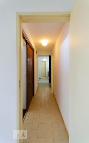 Casa à venda com 312m², 4 quartos e 2 vagasCorredor de acesso aos dormitórios e banheiro do segundo pavimento