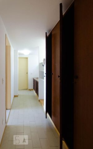 Casa à venda com 312m², 4 quartos e 2 vagasCorredor de acesso aos dormitórios e banheiro do segundo pavimento